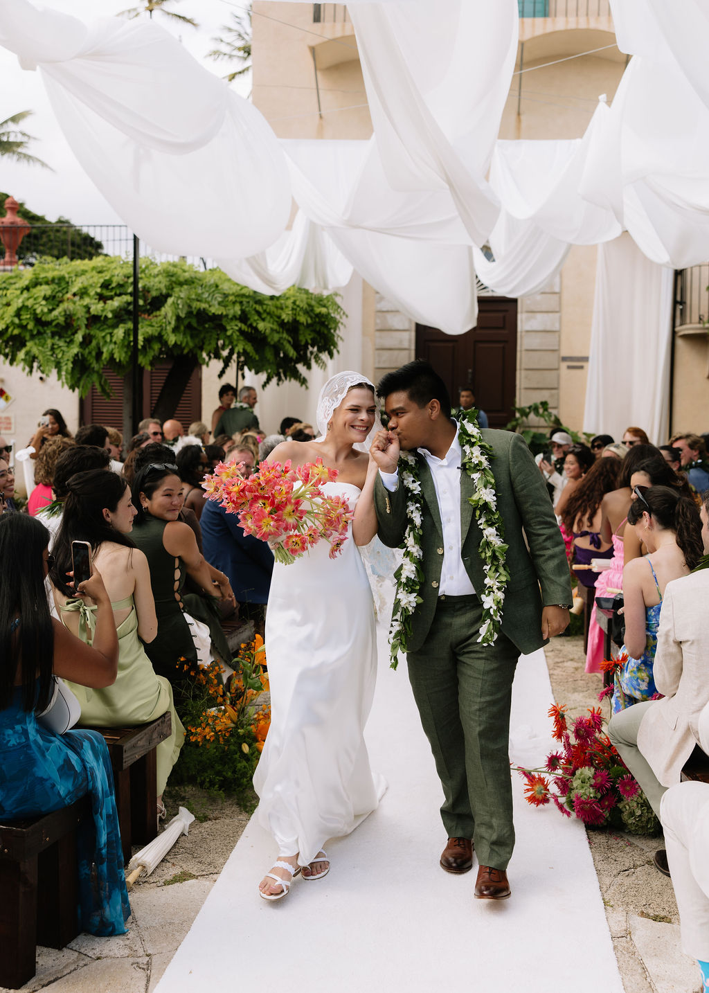 Modern-O’ahu-Hawai’i-Wedding-by-Claire-Hadler36