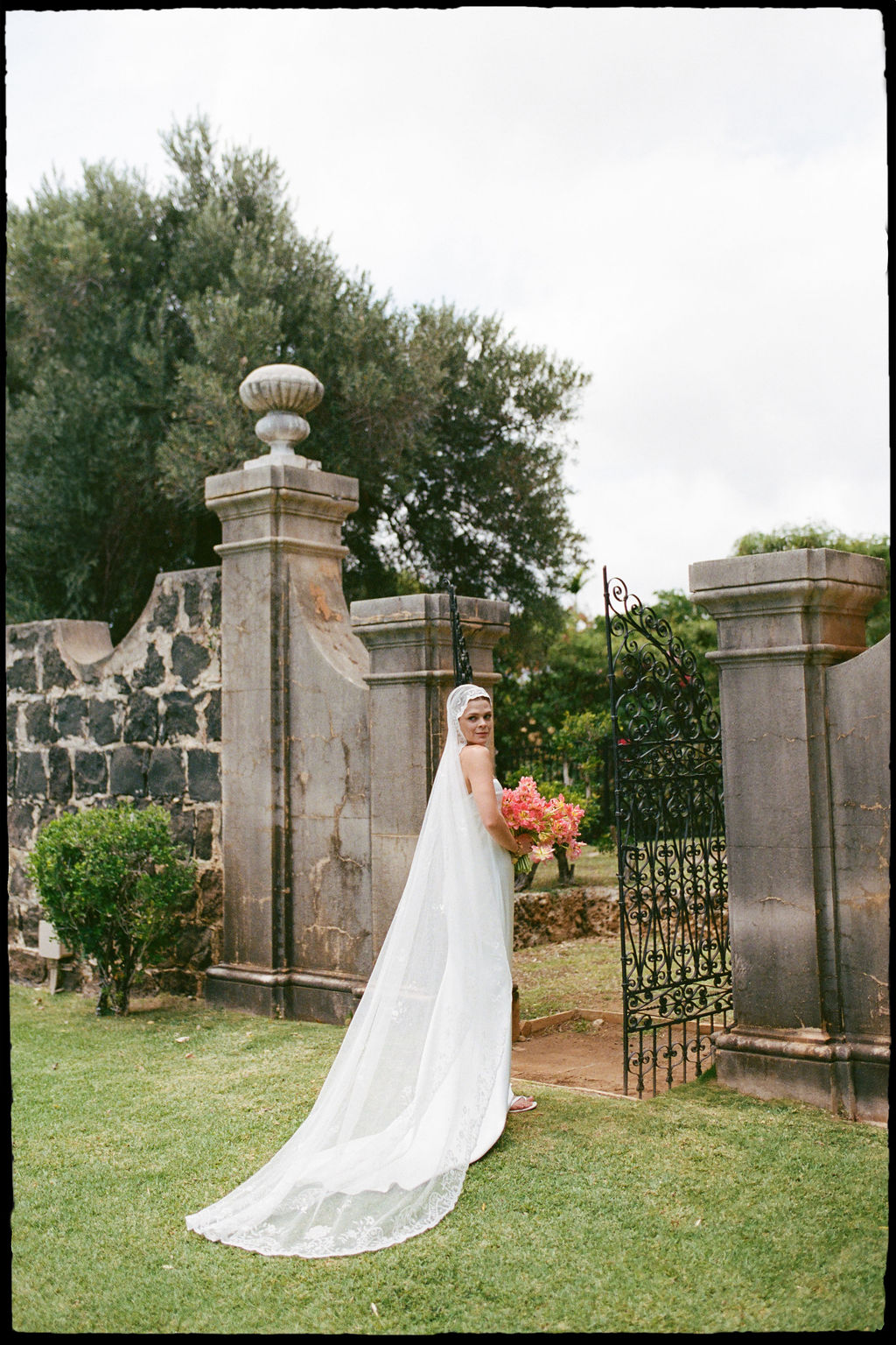 Modern-O’ahu-Hawai’i-Wedding-by-Claire-Hadler92